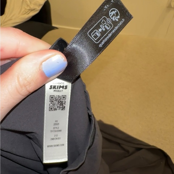 SKIMS Black Bodycon Tee - Picture 5 of 5